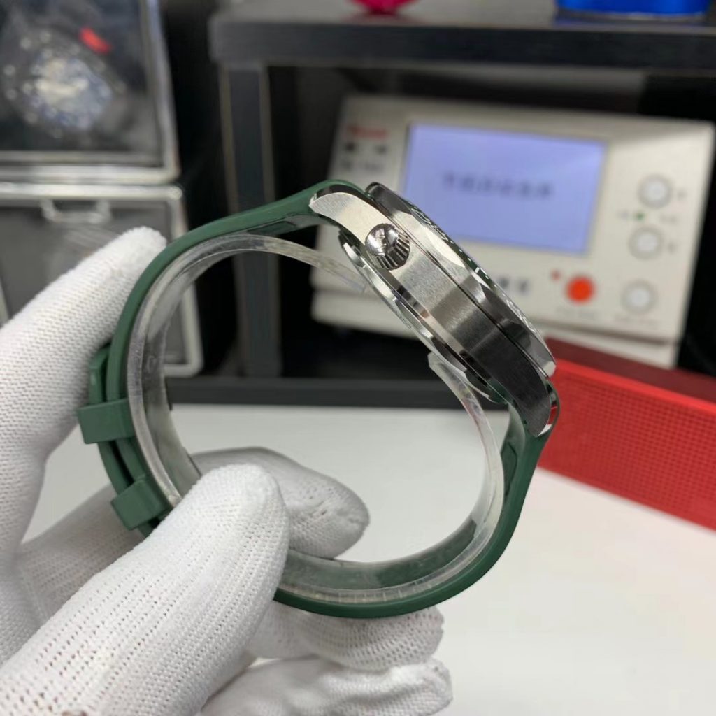Omega Green Seamaster Case