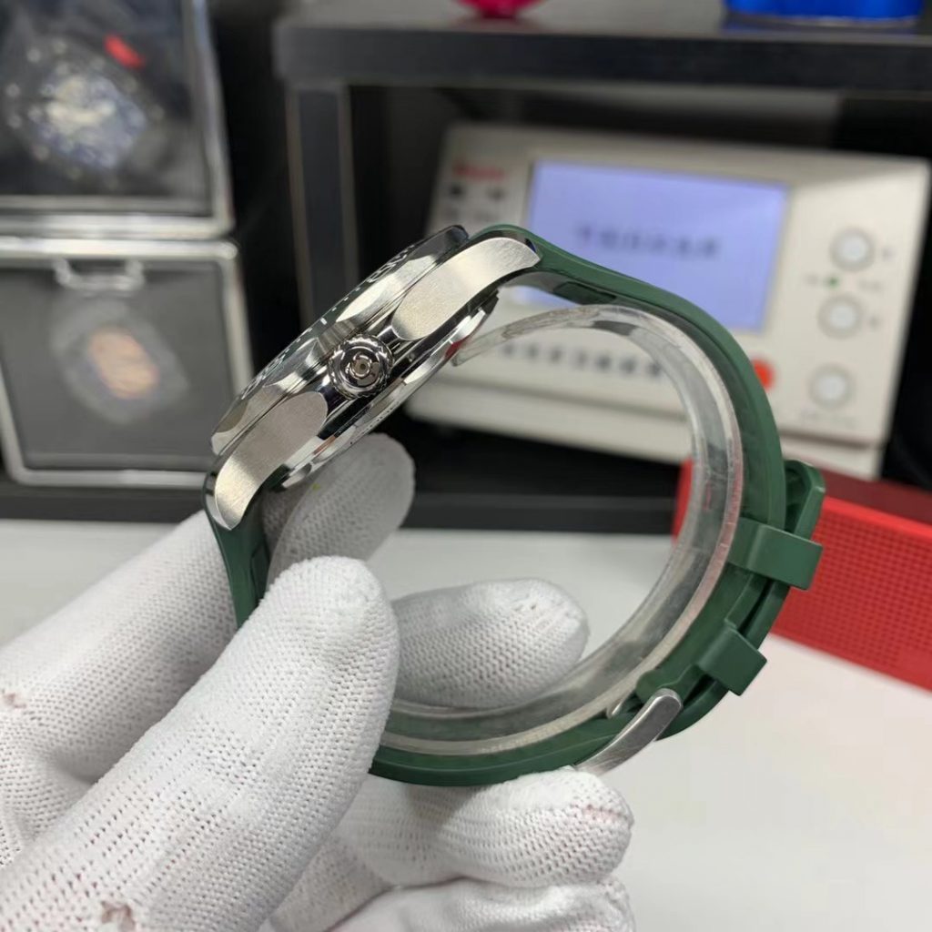 Omega Green Seamaster Crown