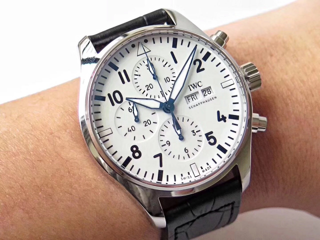 Replica IWC Pilot 377725 Wrist Shot